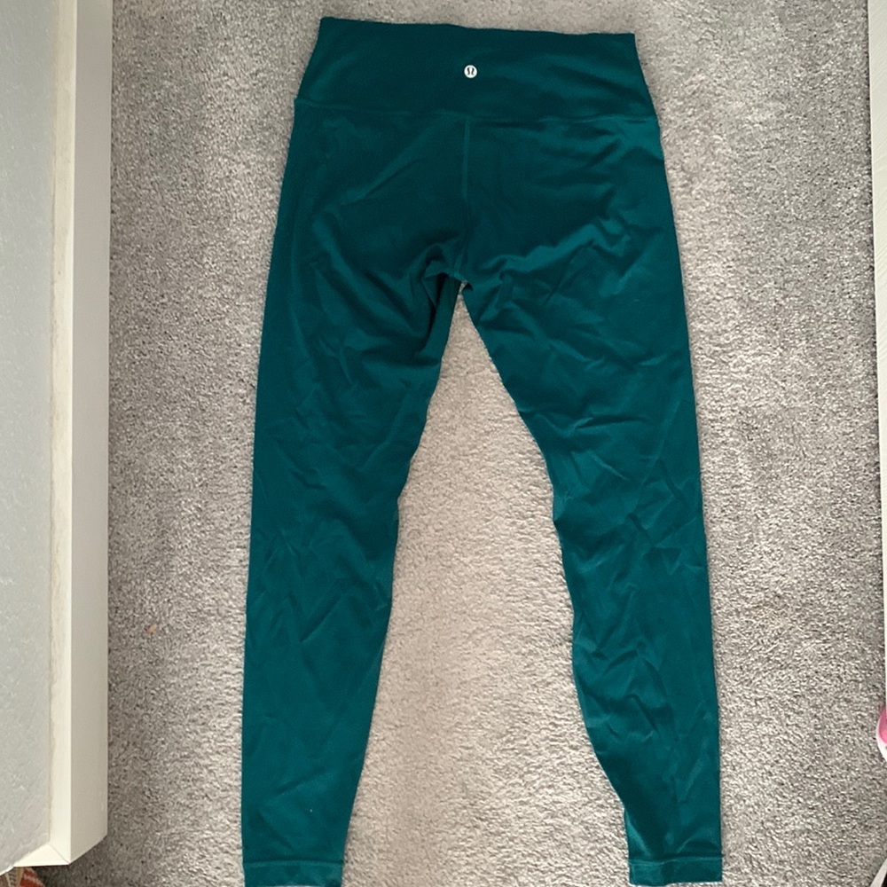 Barely worn wunder under lululemon leggings. No pilling. Like new. Full length